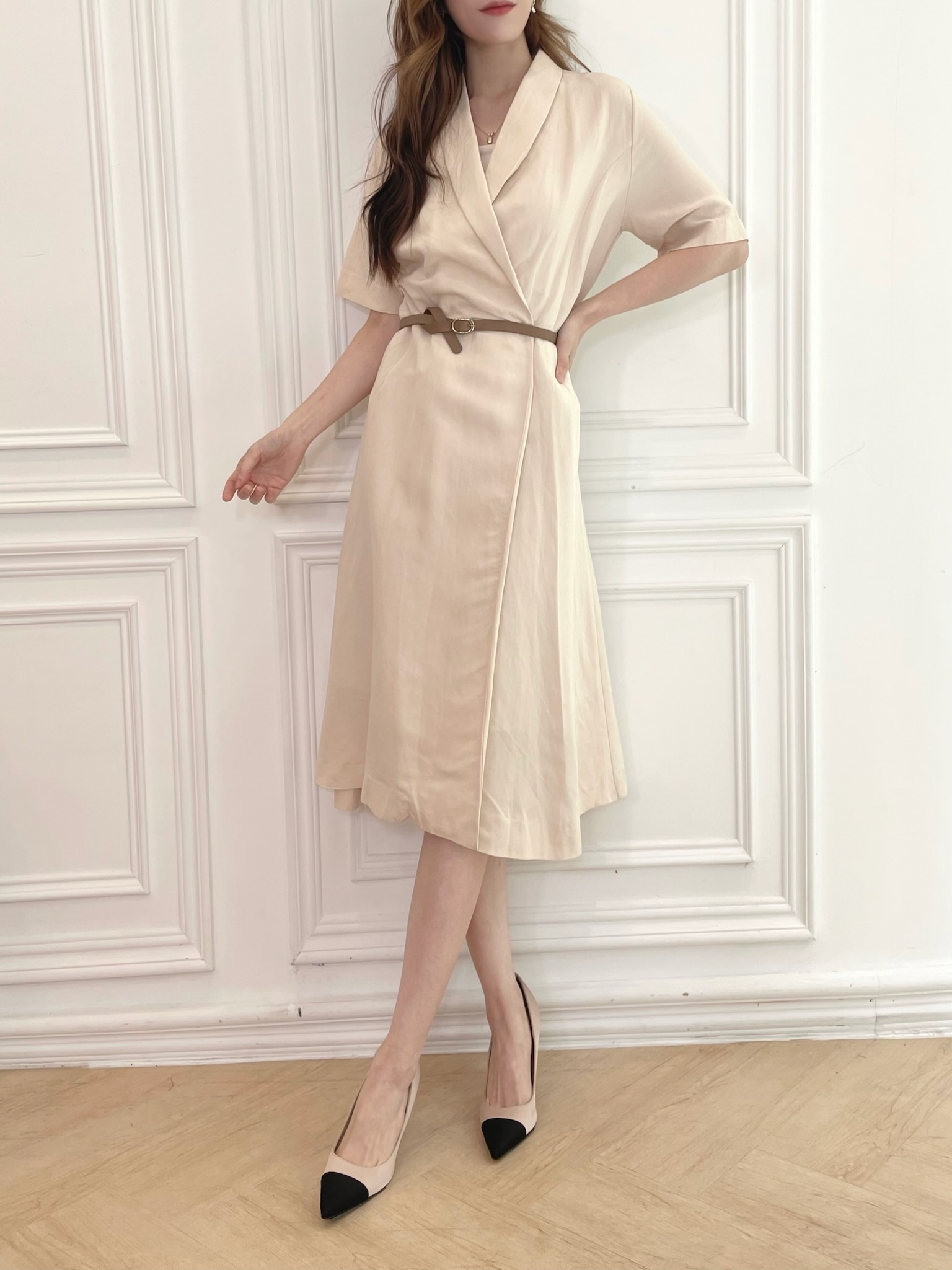 米白翻領腰帶洋