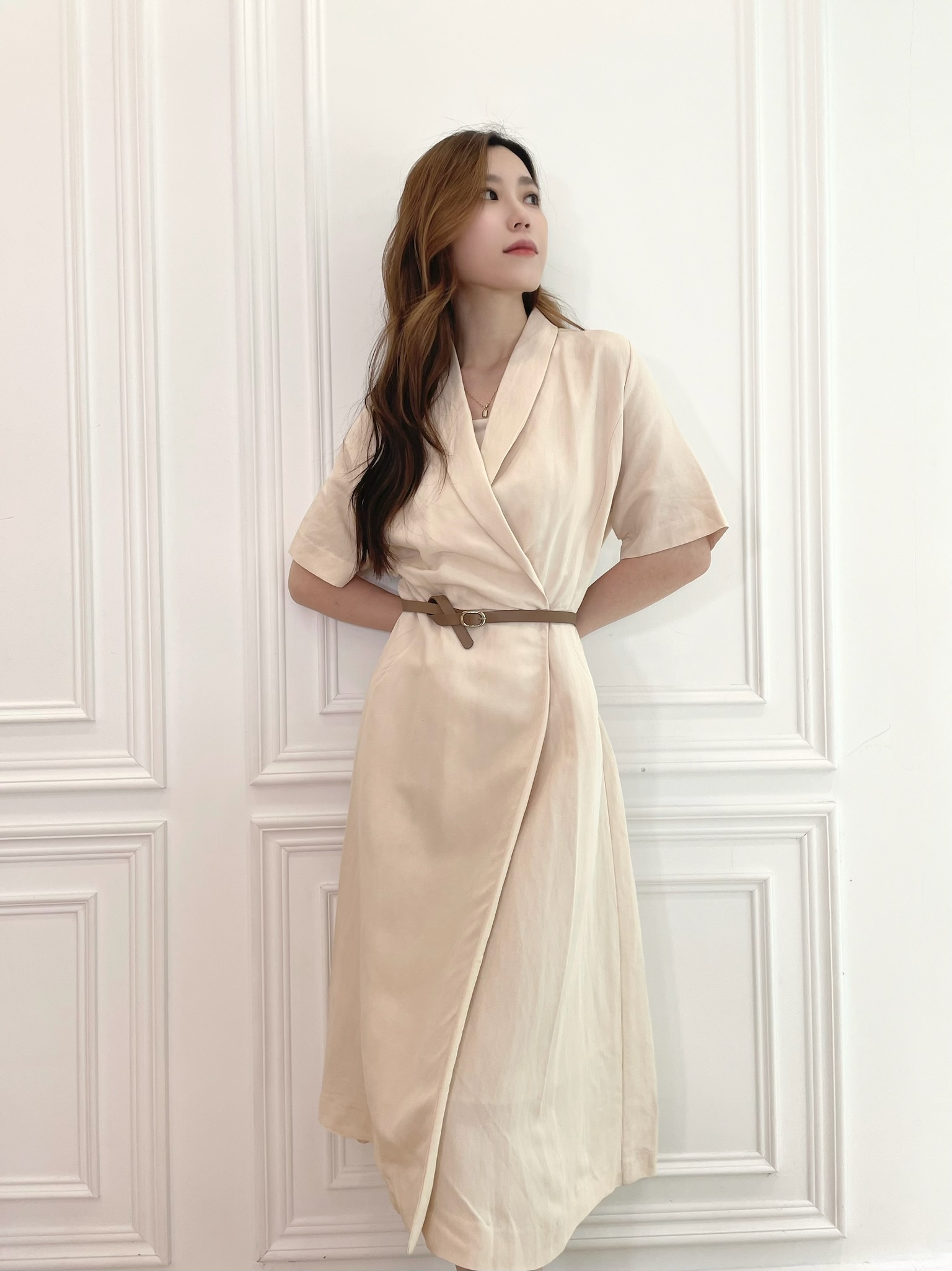 米白翻領腰帶洋