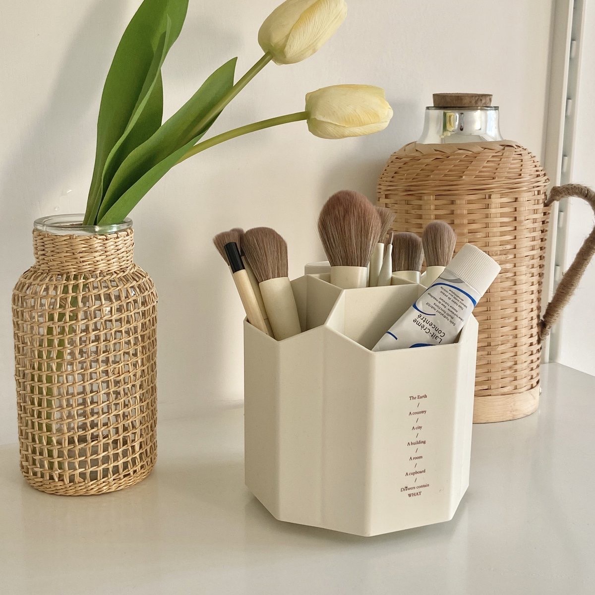 奶油白標語多功能六角可旋轉化妝刷收納桶 / 2色