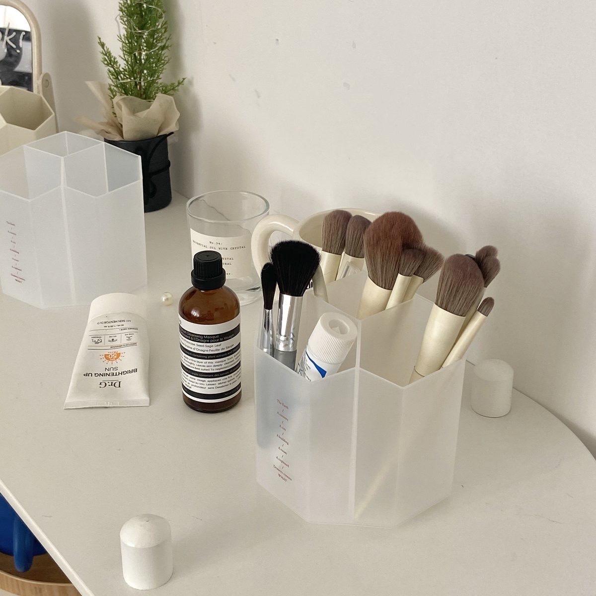 奶油白標語多功能六角可旋轉化妝刷收納桶 / 2色