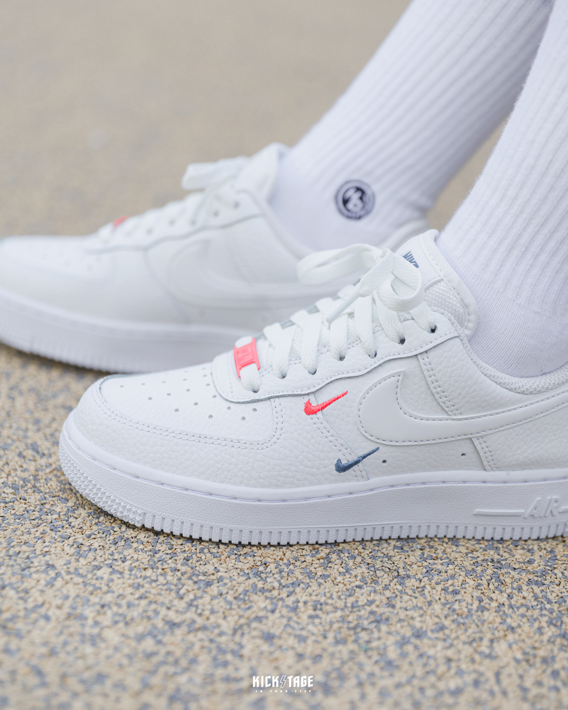 女鞋NIKE AIR FORCE 1 07 ESS 全白雙勾刺繡粉橘藍綠休閒鞋CT1989-101