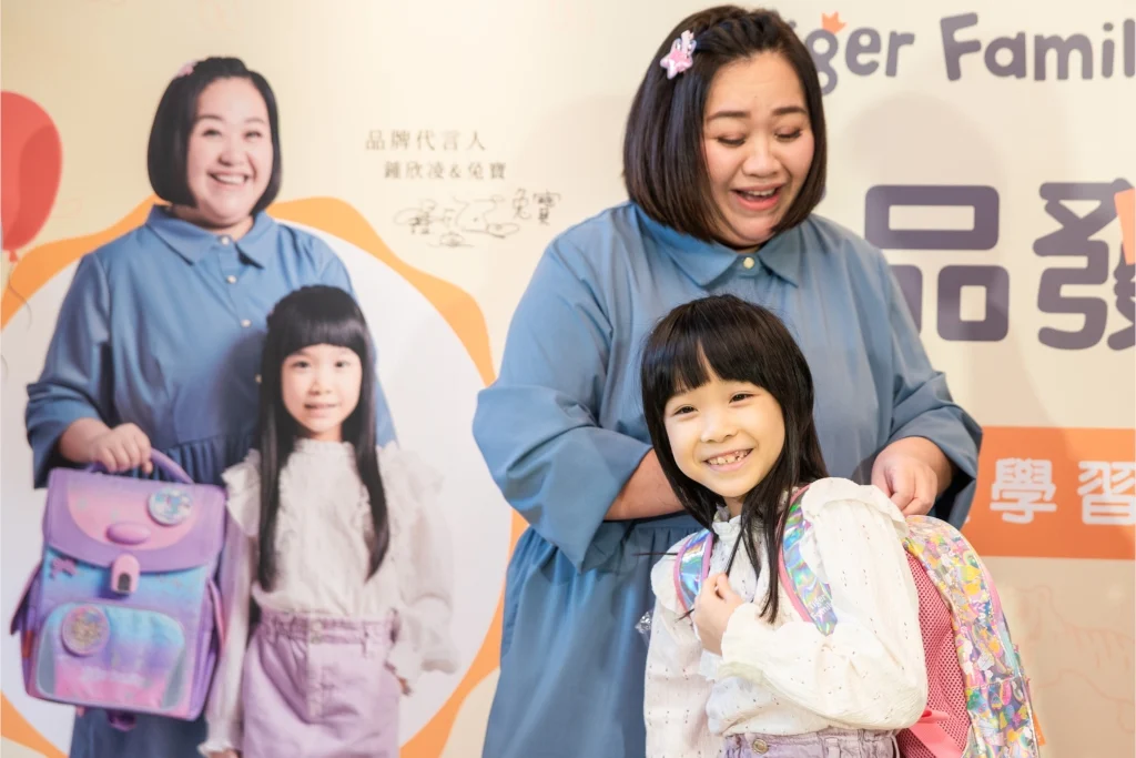 兒童護脊磁扣書包領導品牌Tiger Family記者會代言人鍾欣凌與女兒互動