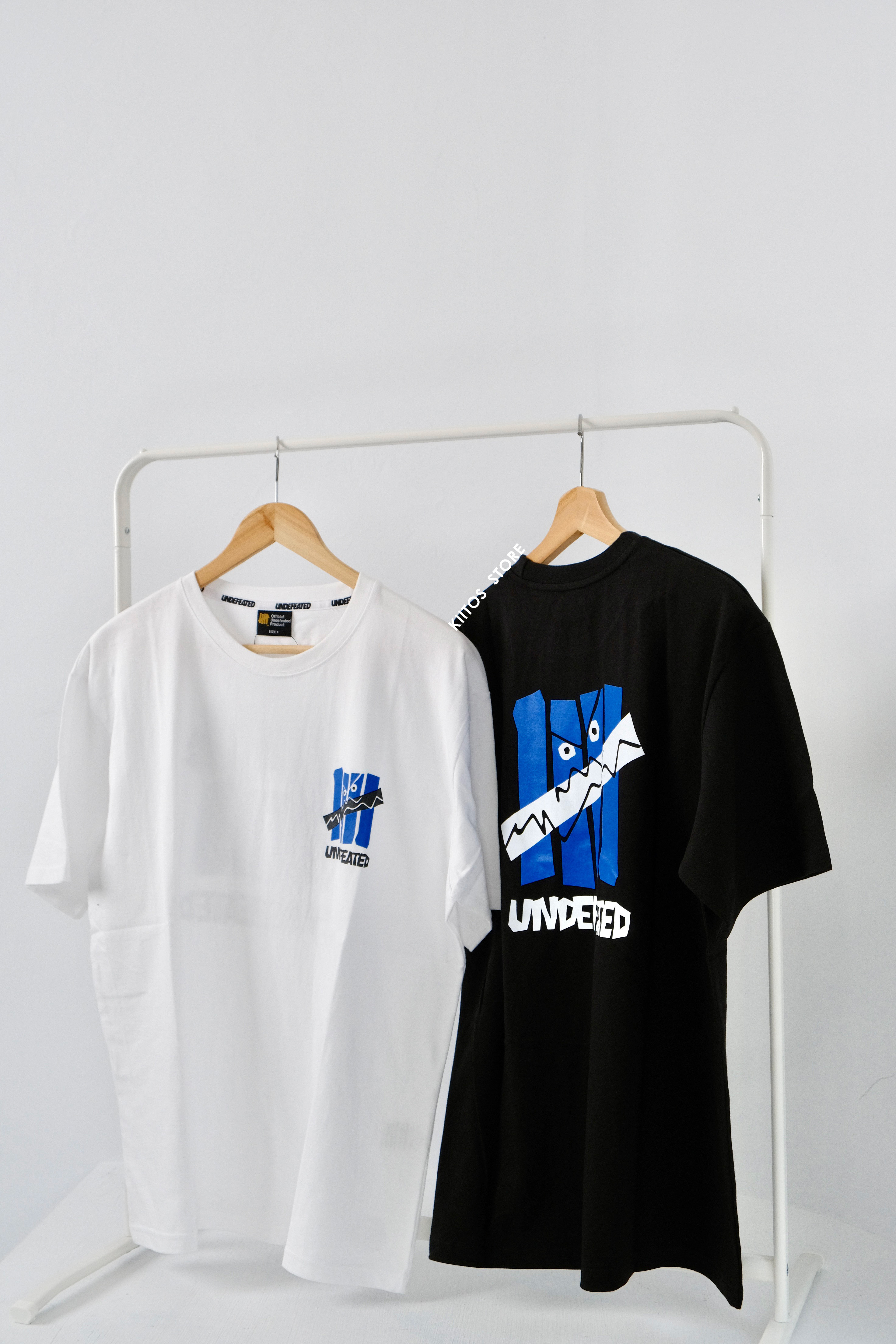 UNDEFEATED TEE LOGO 藍標