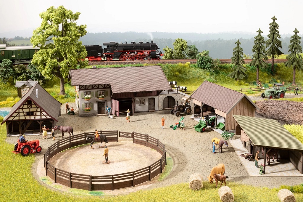 Noch 66717 HO Scale micro-motion Riding Arena with Horseboxes