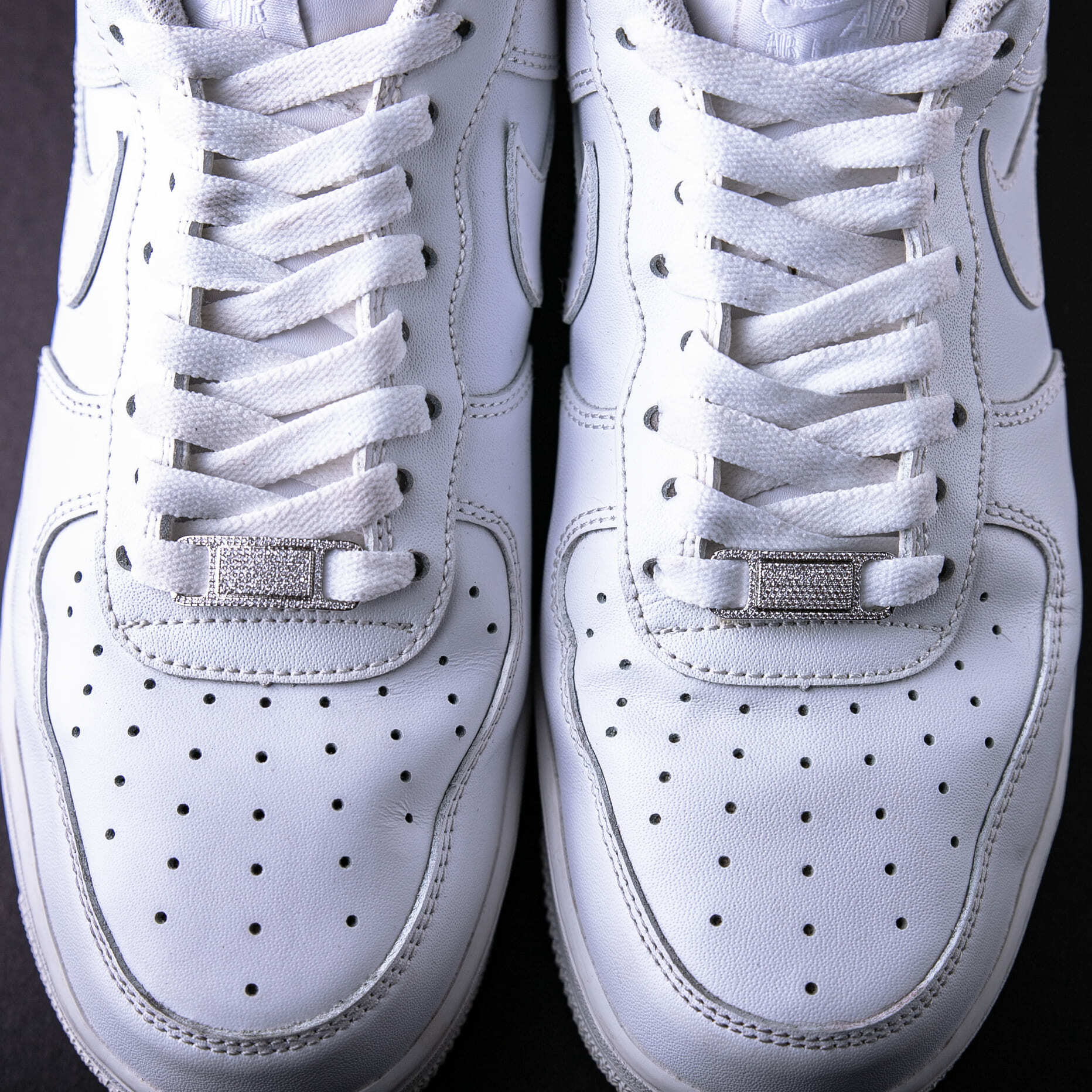 經典款滿鑲鞋帶扣