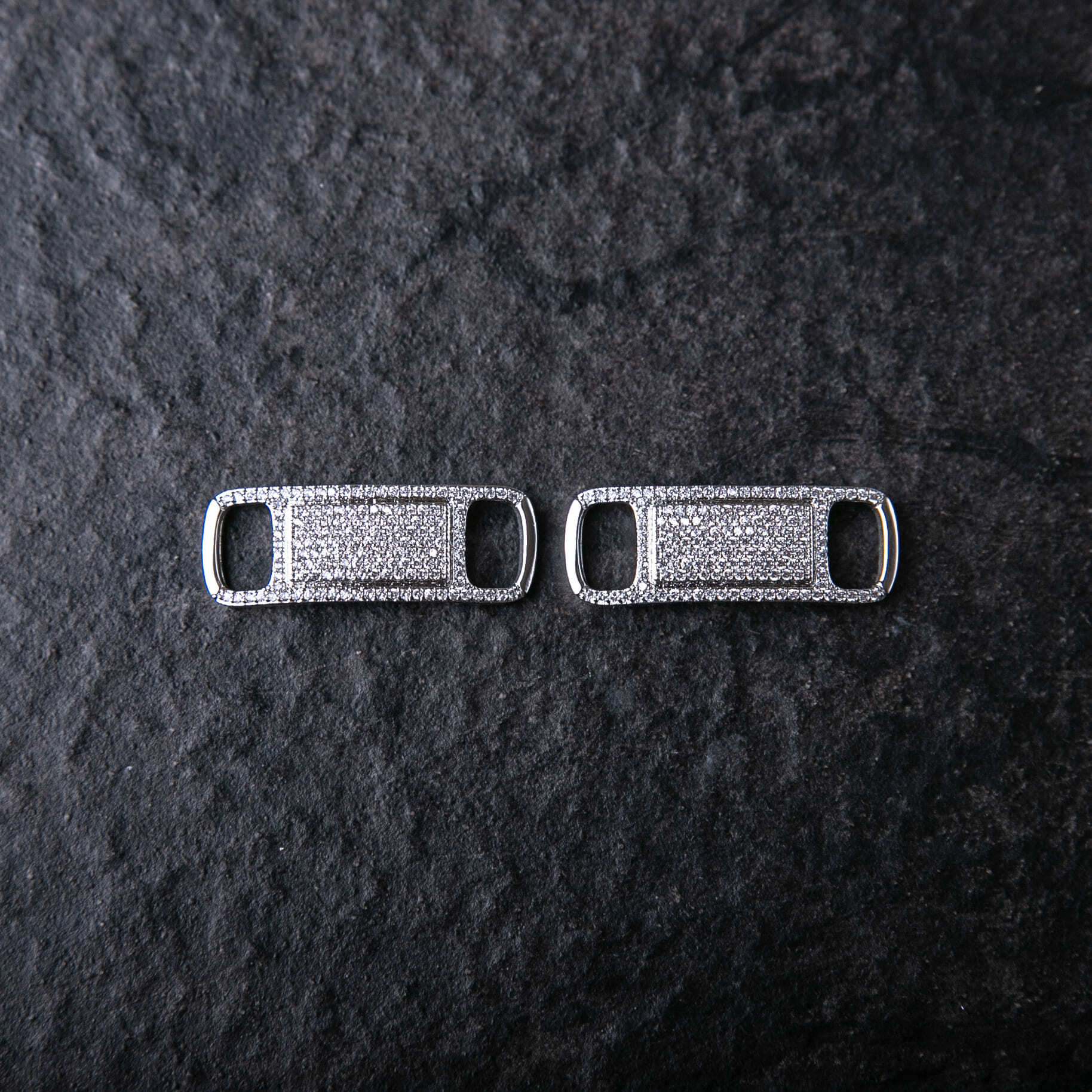 經典款滿鑲鞋帶扣