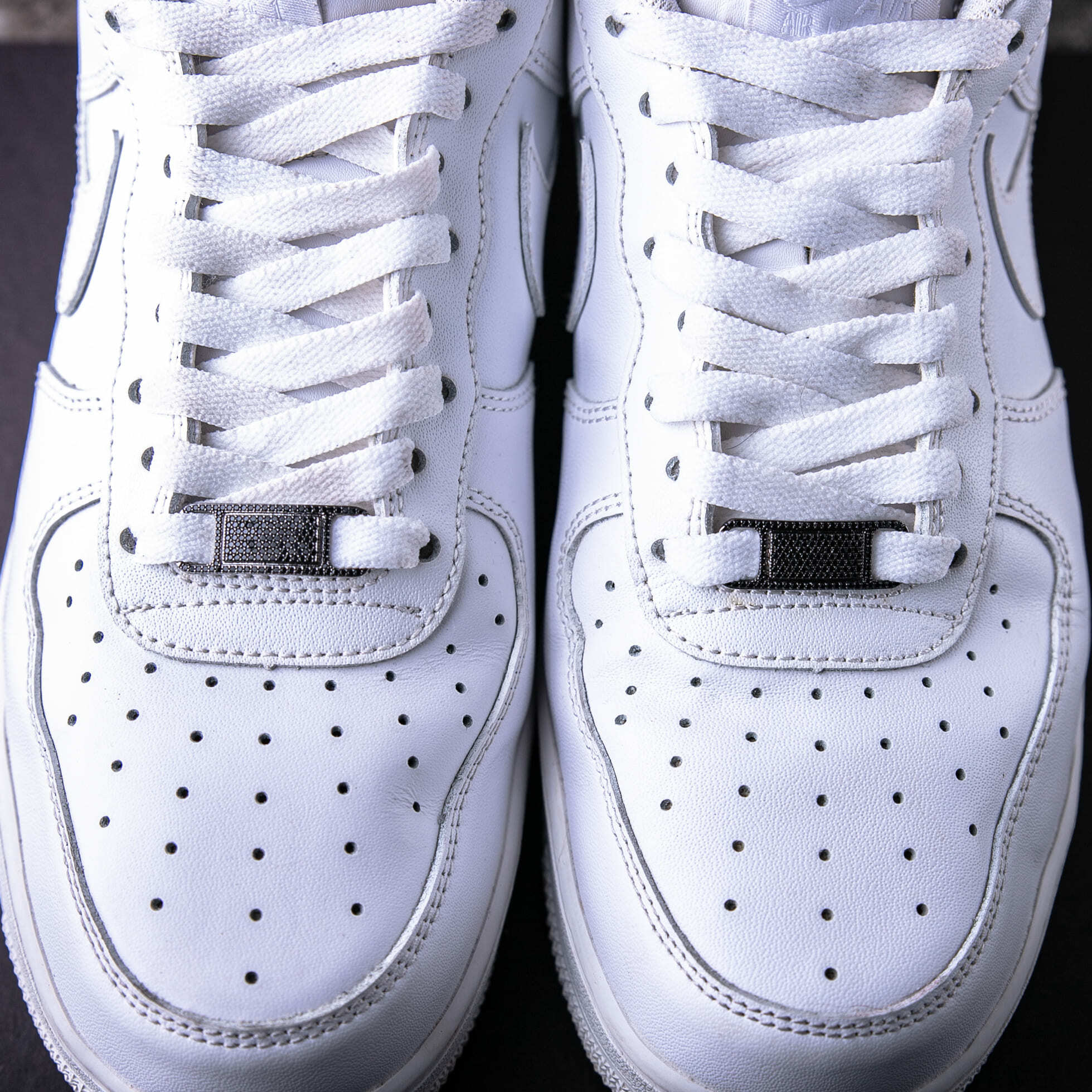 黑色鋯石經典滿鑲鞋帶扣