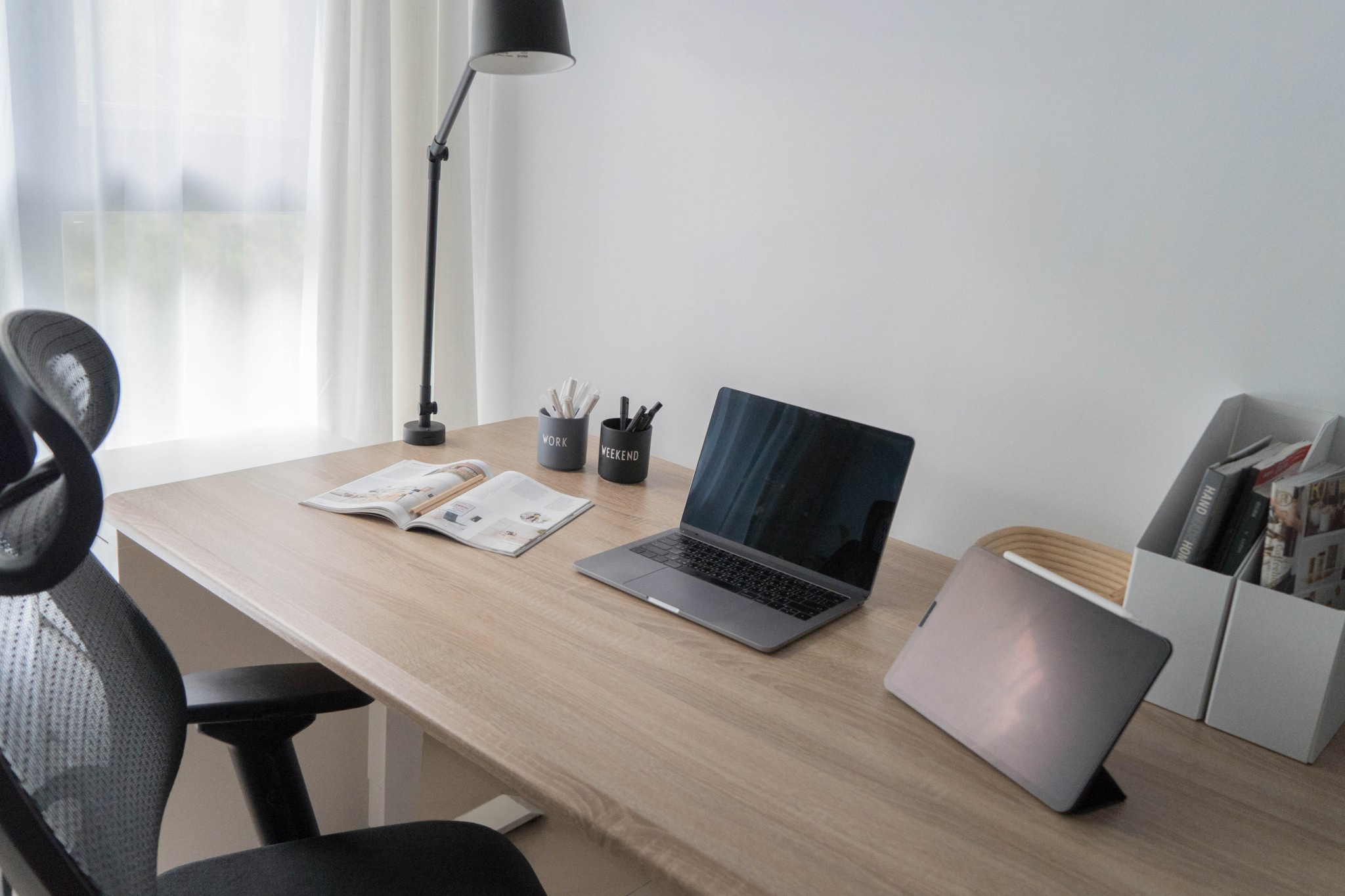 辦公桌前文明病纏身？快讓電動桌幫你以一擋百