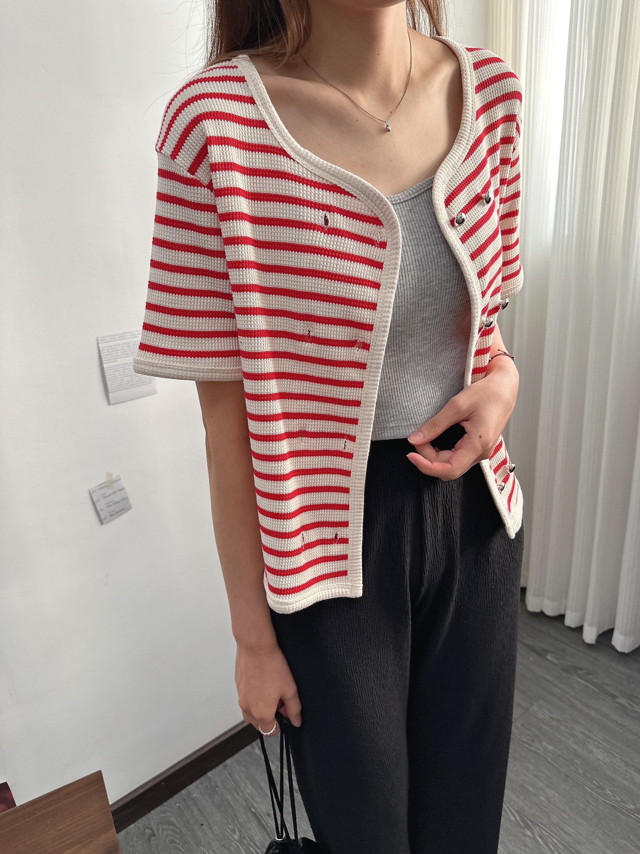 ❲現貨❳ 簡潔點綴，間條窩夫格圓鈕扣上衣