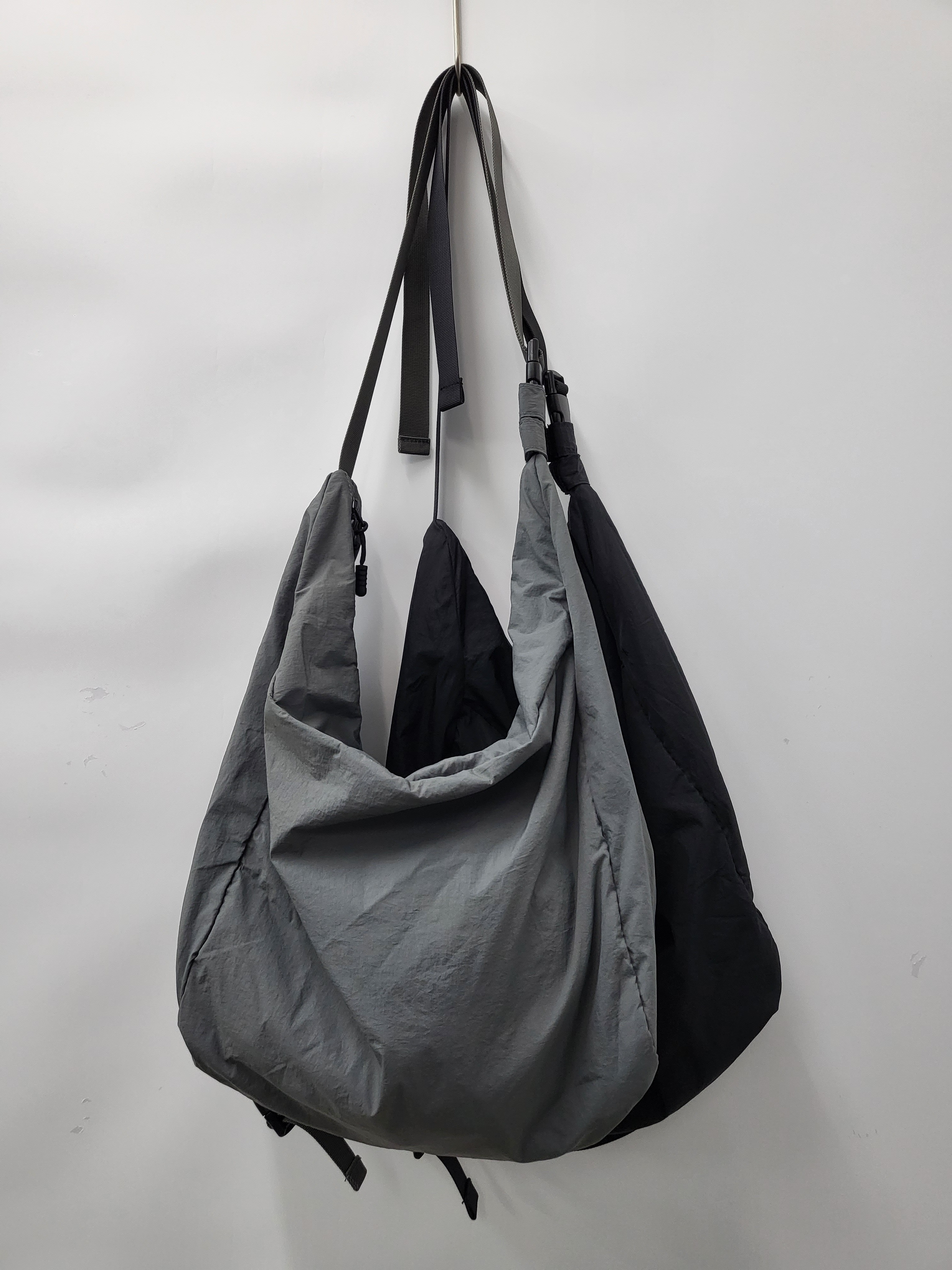 風褸料拉鍊斜孭布袋 B342