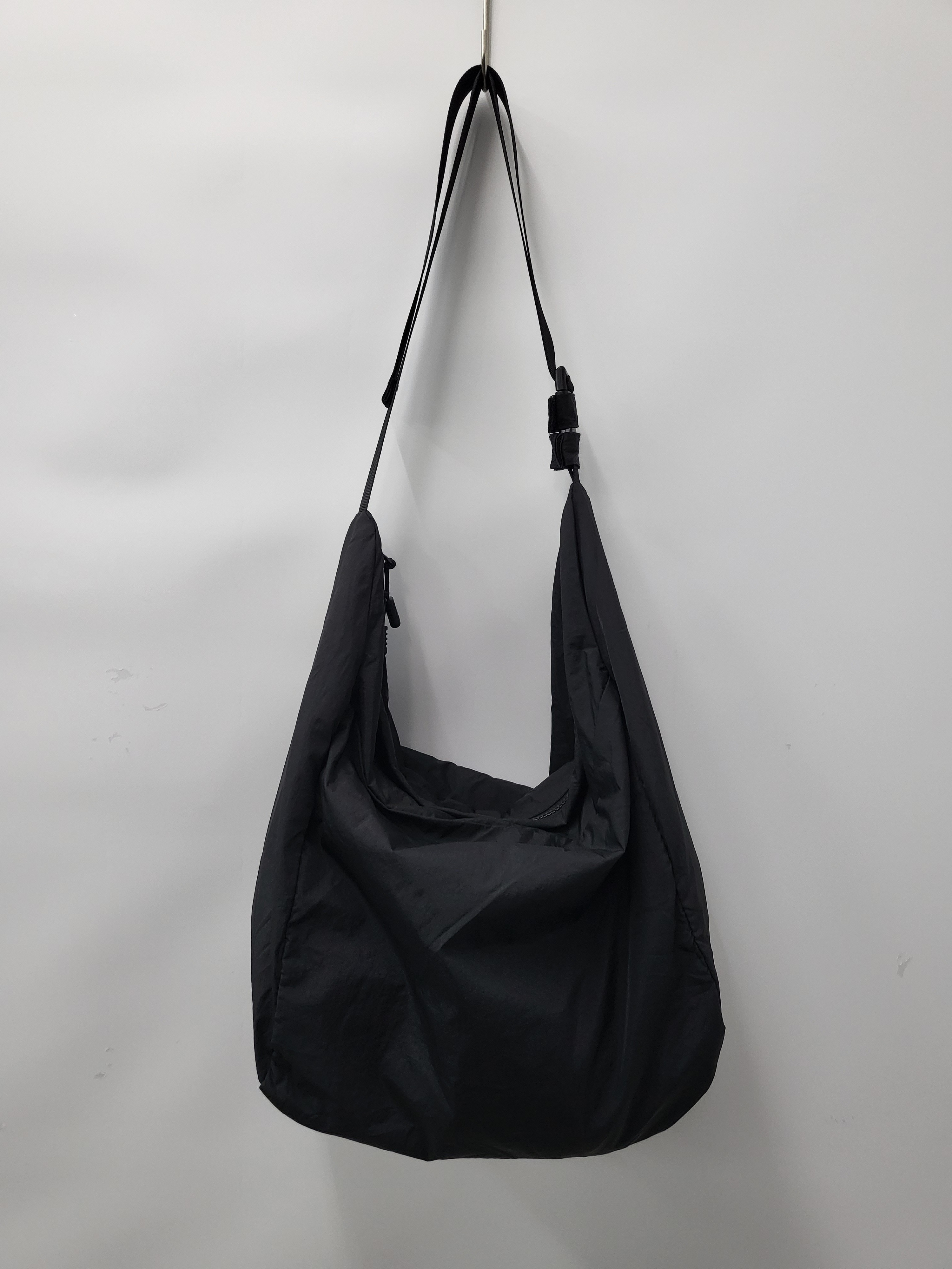 風褸料拉鍊斜孭布袋 B342