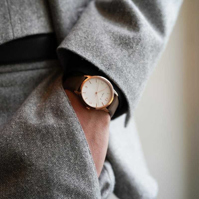 男士手錶品牌推薦-agnes b. marcello手寫時標簡約腕錶(型號 VJ21-KCP0J／VJ21-KCP0K)