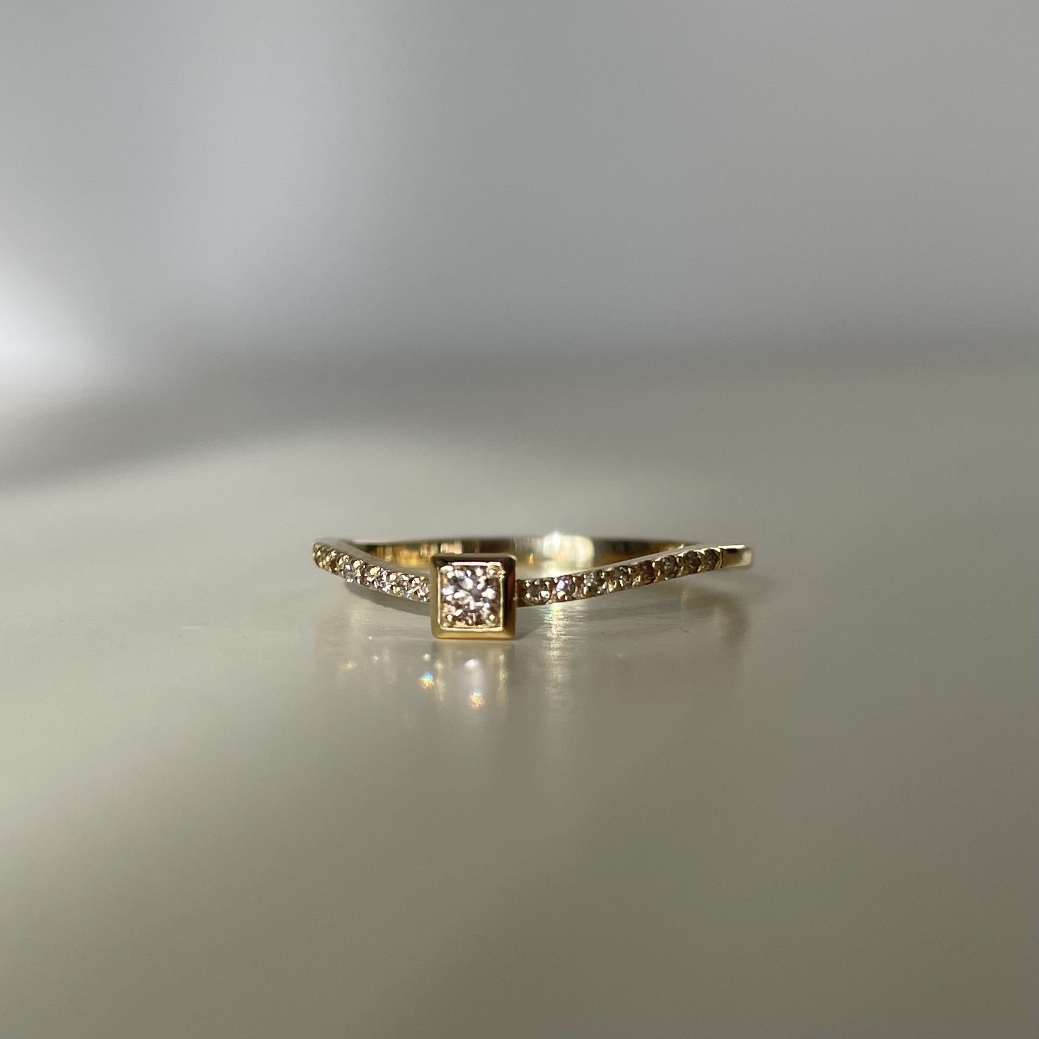 14k方形微V形排鑽戒指