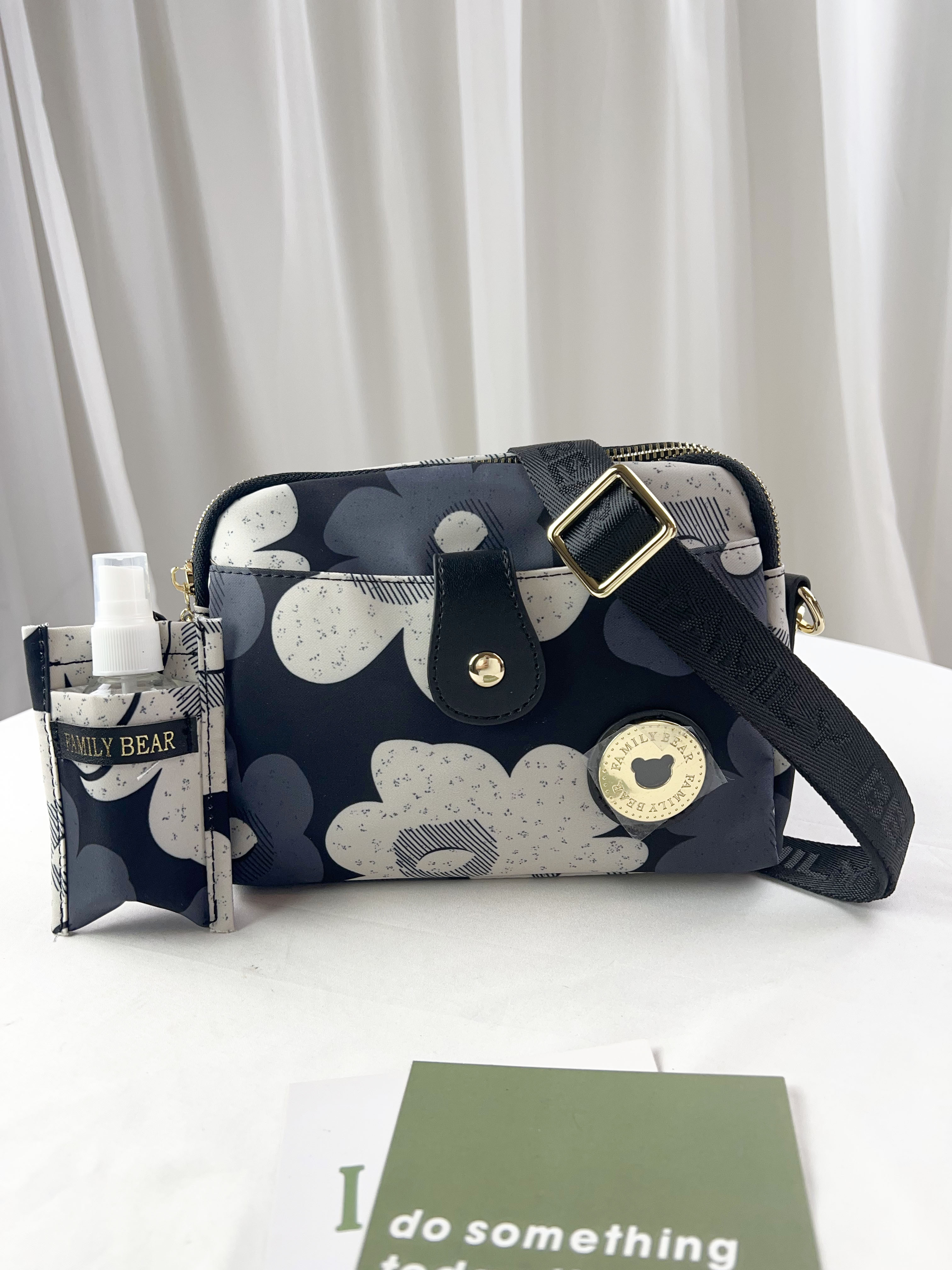 FamilyBear 藍白花朵防潑水側背包  #2851