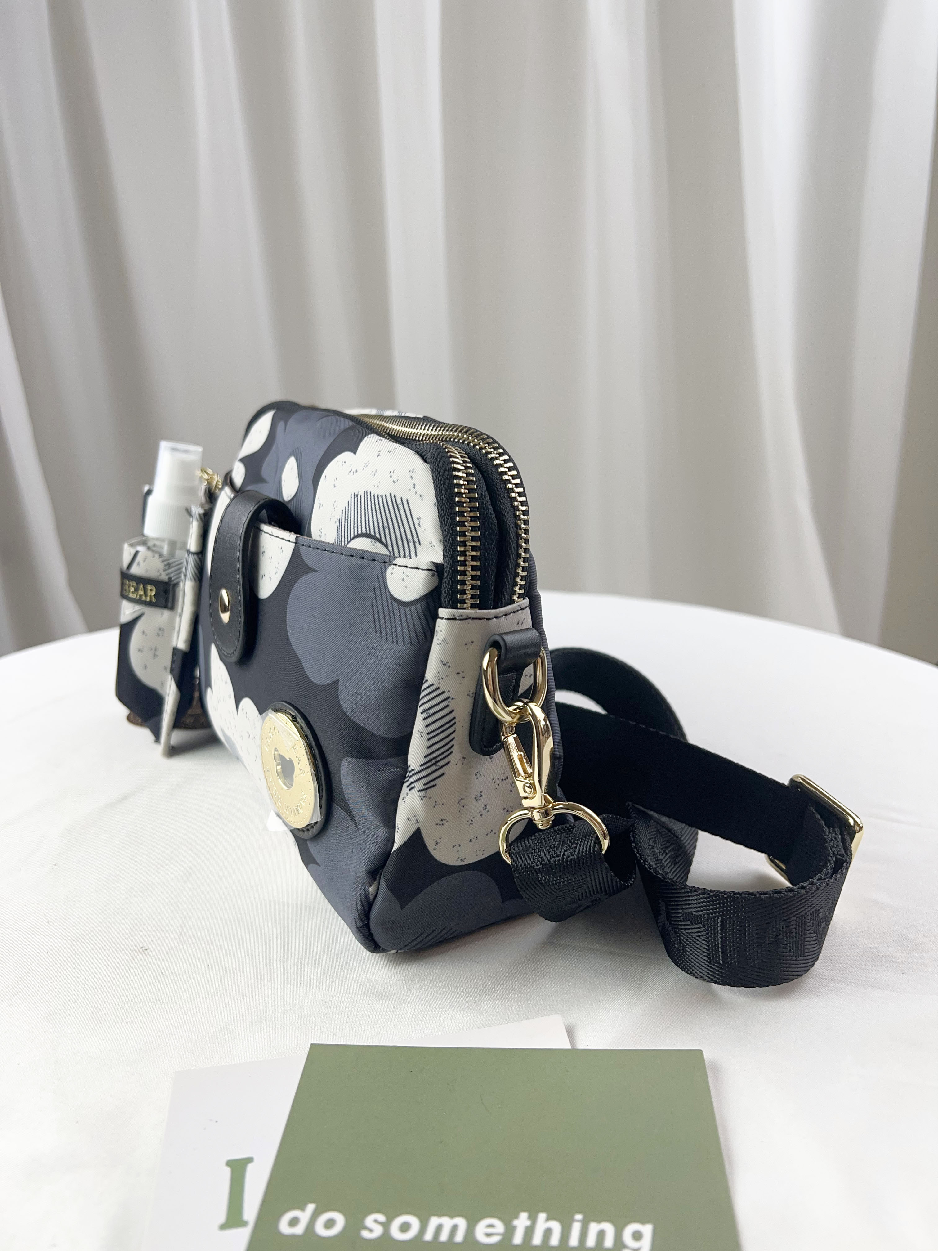 FamilyBear 藍白花朵防潑水側背包  #2851