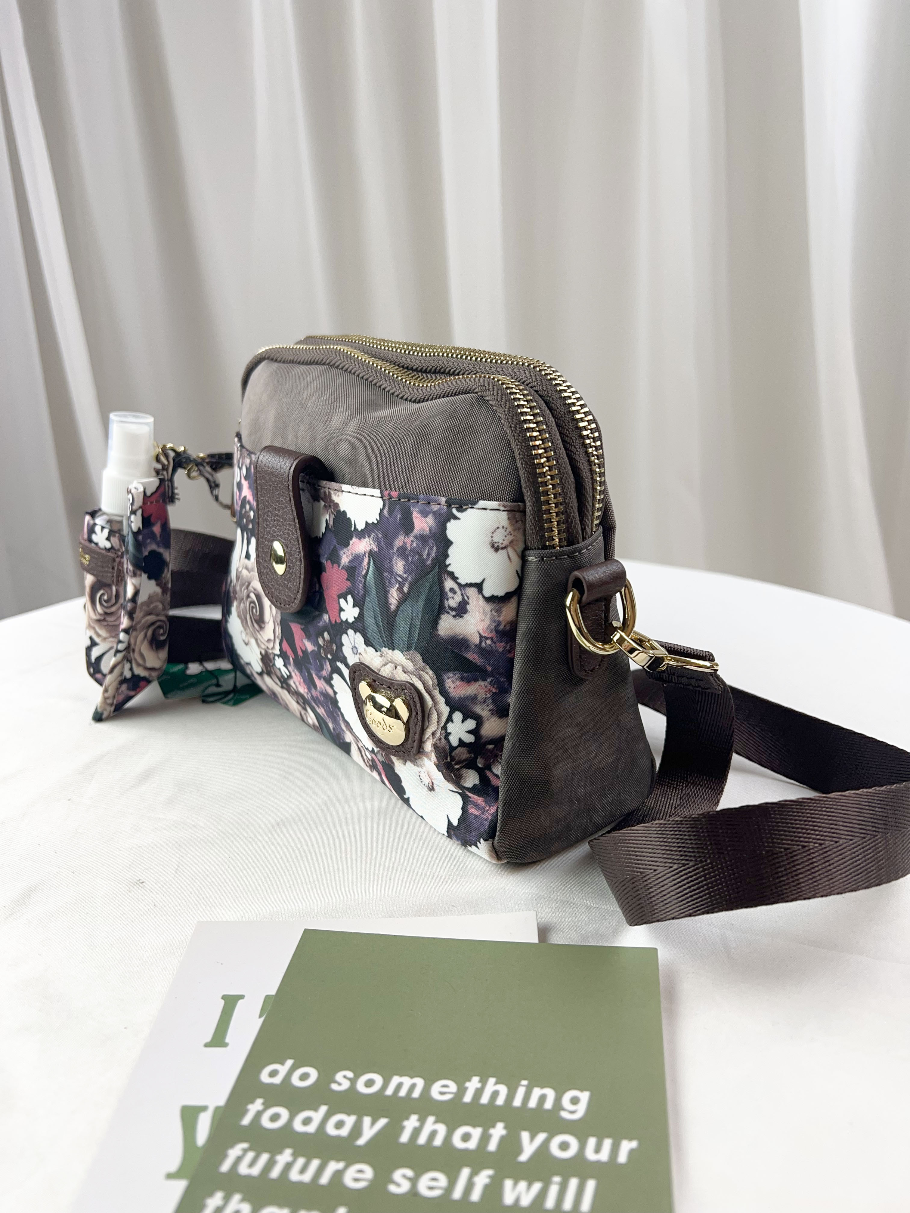 FamilyBear 咖啡花朵防潑水側背包 附酒精保護套+酒精瓶 #2851