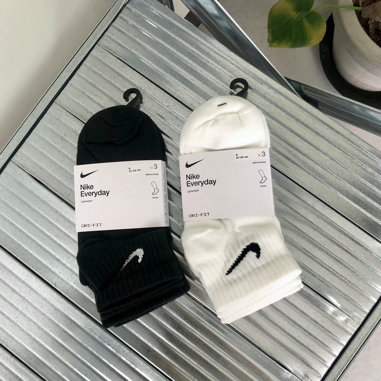 Nike 經典Logo中筒襪 黑色/白色(三入一組) SX7677-100/SX7677-010