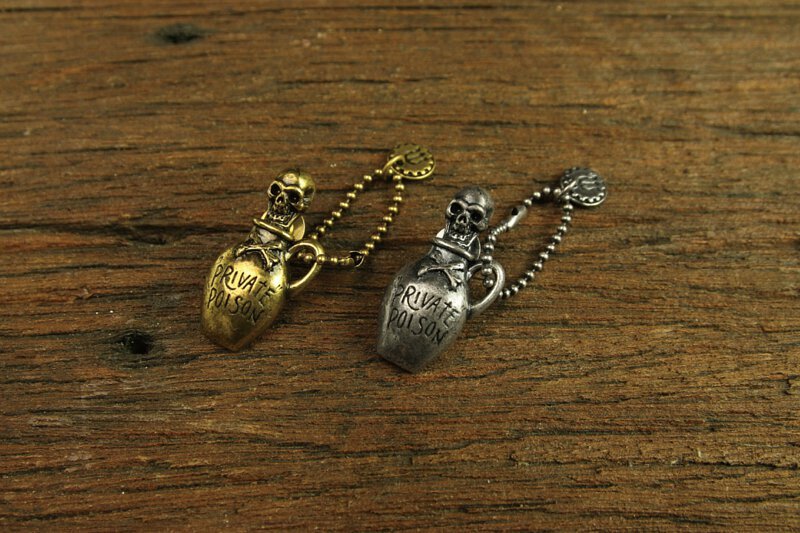 METALIZE "PRIVATE POISON" 毒藥罐骷髏吊飾PIN