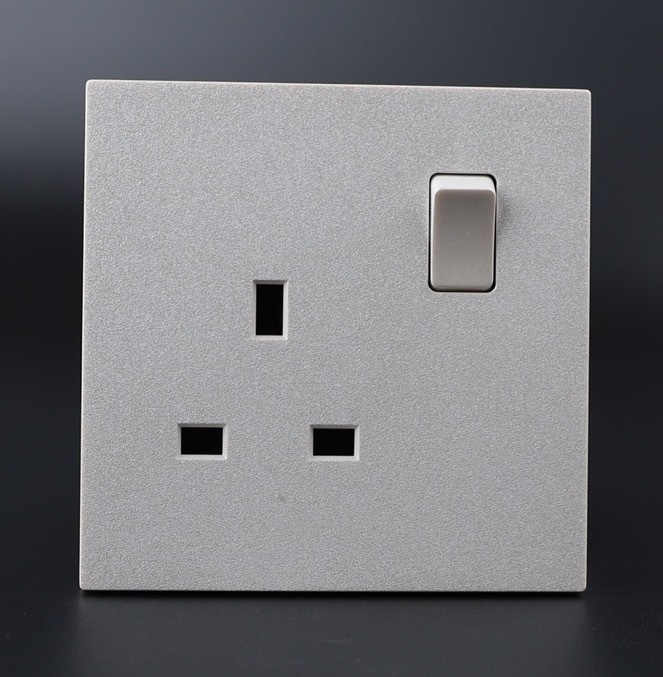 UTEN 6M 13A單位連保護門有掣插座 (白色/灰色)