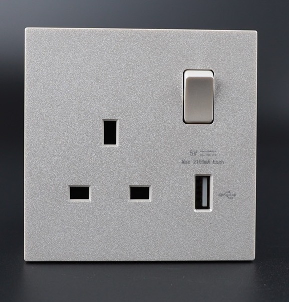 UTEN 6M 13A單位連保護門有掣插座＋USB (白色/灰色)