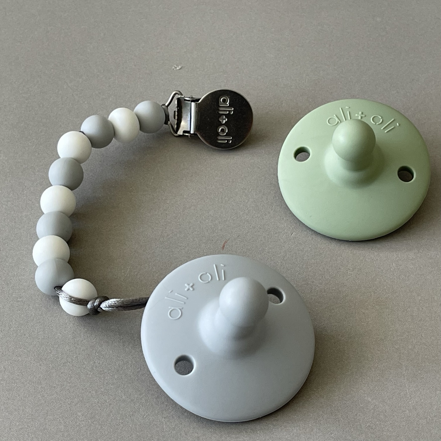 Ali+Oli-安撫奶嘴-Grey&Sage