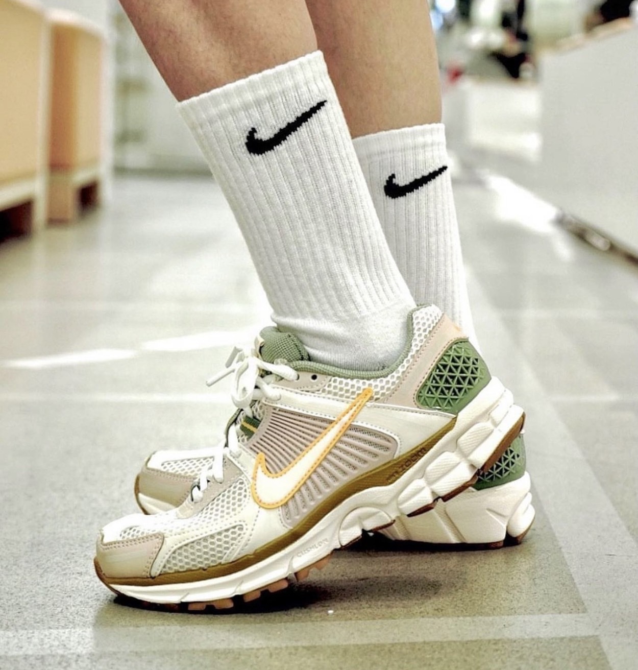 NIKE ZOOM VOMERO 5 沙漠綠洲 奶茶綠