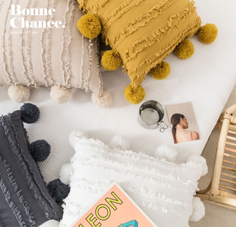 北歐風方形緹花毛球抱枕 四色