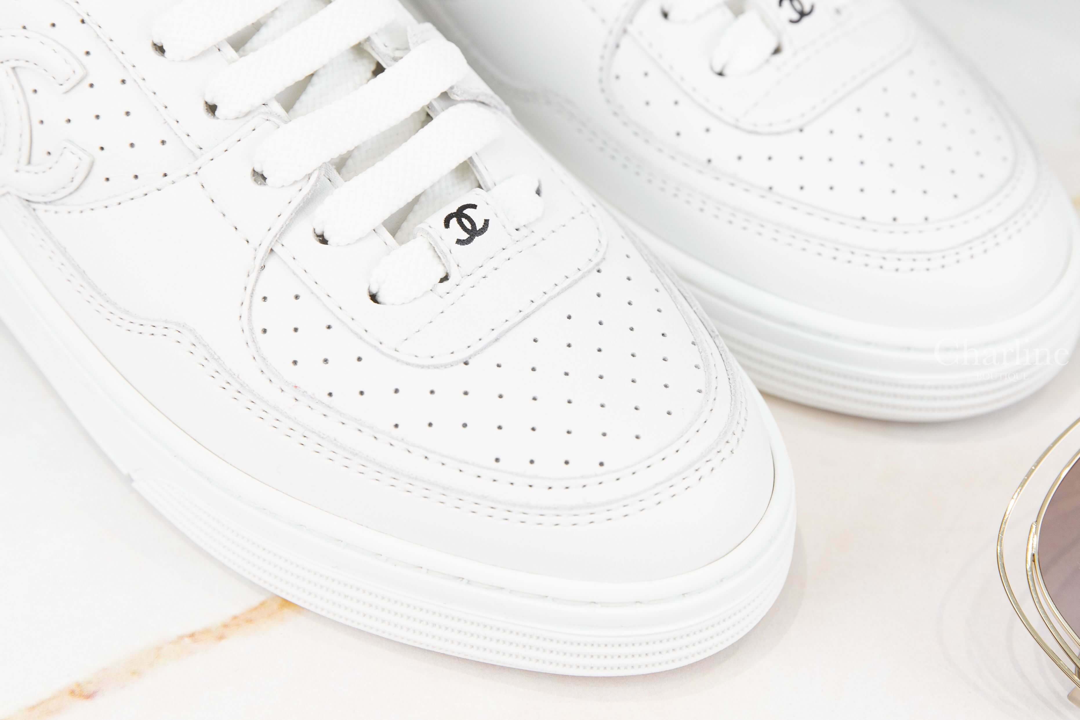 Chanel Trainers 全白色側邊CC黑字小牛皮運動鞋