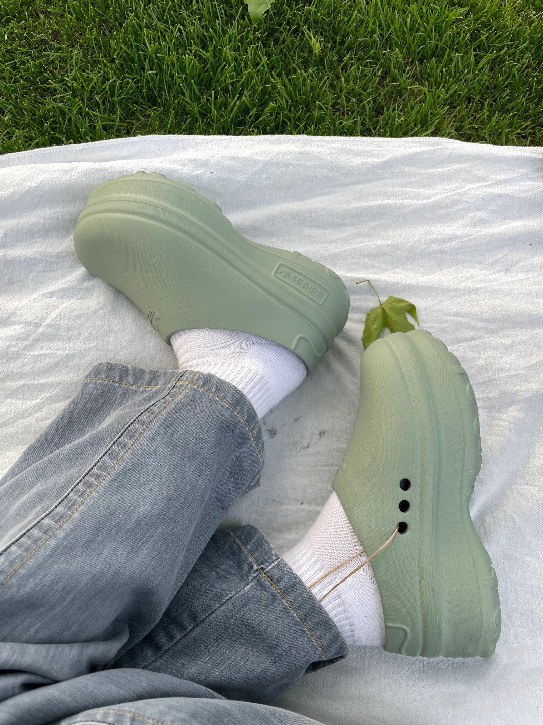 Adidas adiFOM Stan Mule 防水 麵包拖鞋 穆勒 奶綠色 IE7053