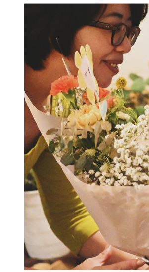 小青山舉辦母親節親子活動-把做好的花送給媽媽