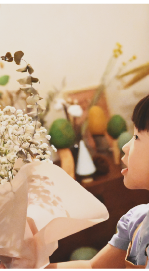 小青山舉辦母親節親子活動-把做好的花送給媽媽