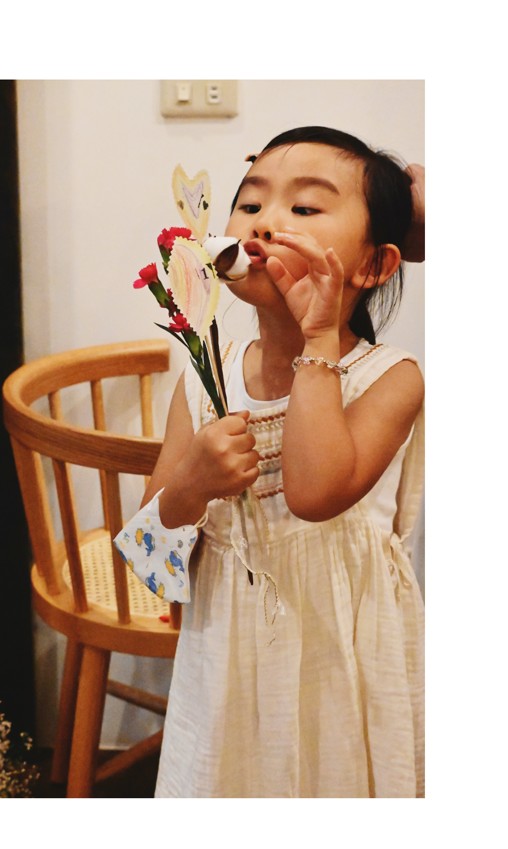 小青山舉辦母親節親子活動-拿著花束的女孩