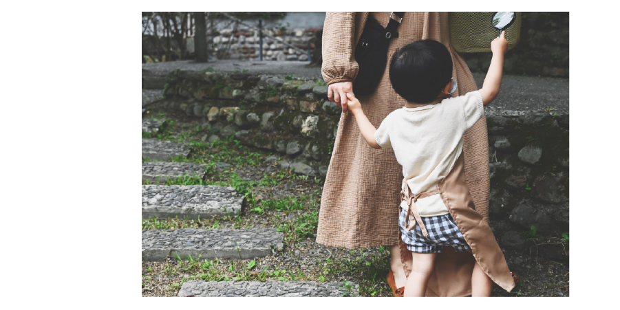 小青山舉辦母親節親子活動-找作卡片的葉子