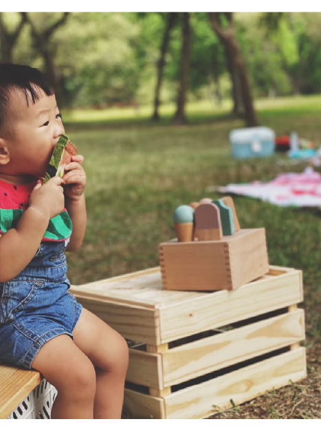 小青山舉辦的親子活動-西瓜游泳池活動在草地上後吃著西瓜
