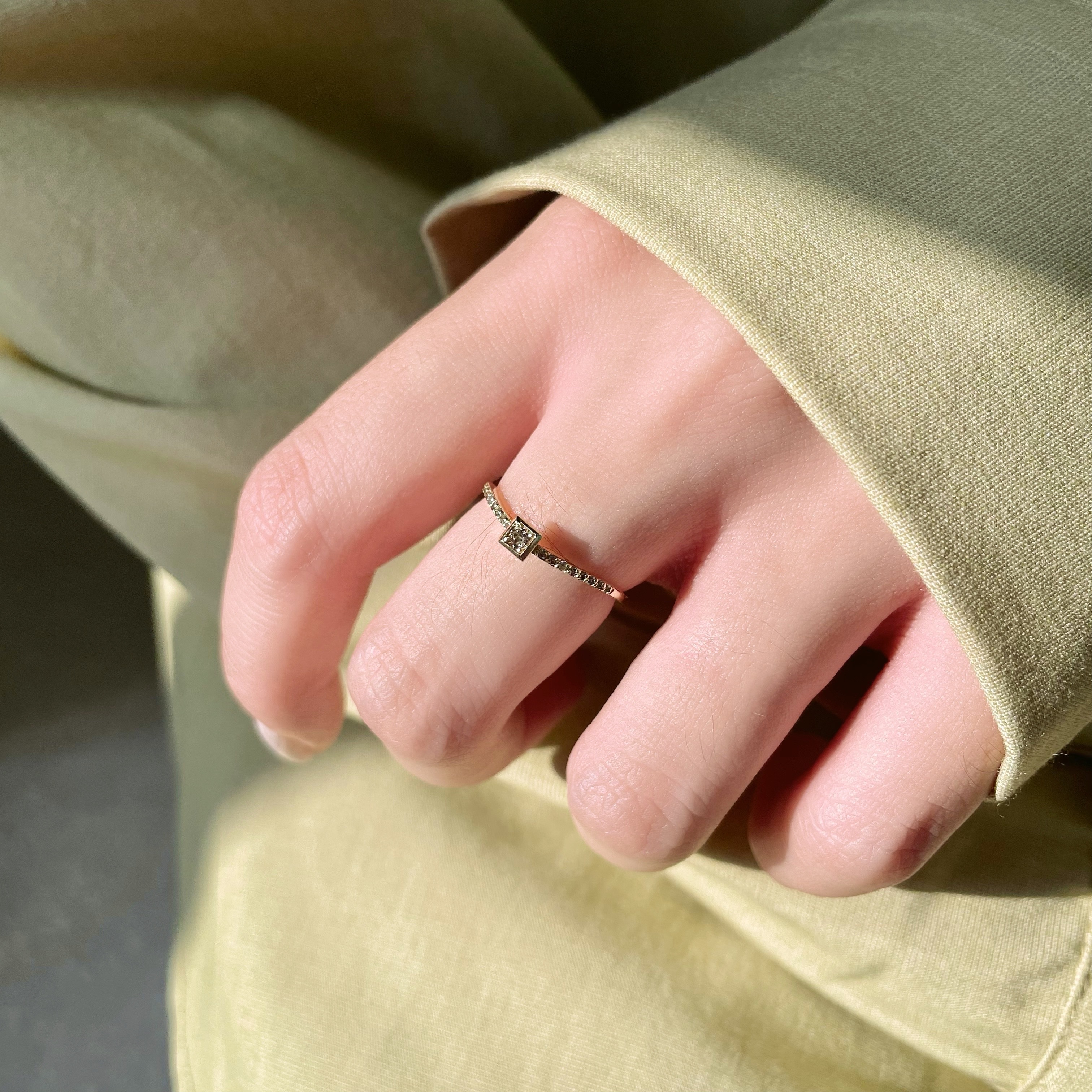 14k方形微V形排鑽戒指