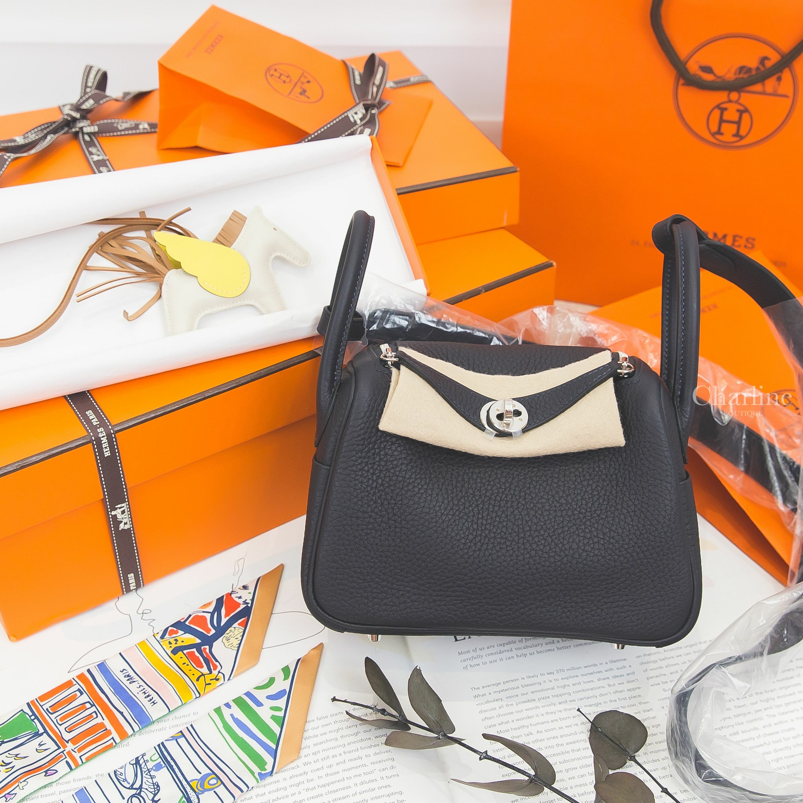 Hermès Lindy Mini 3Y Caban Taurillon Clemence U刻深藍色銀釦,奶昔白/馬薩拉茶色/萊姆黃小型飛馬吊飾,綠色/藍色/彩色/手繪塗鴉絲巾-Charline Boutique 精品代購