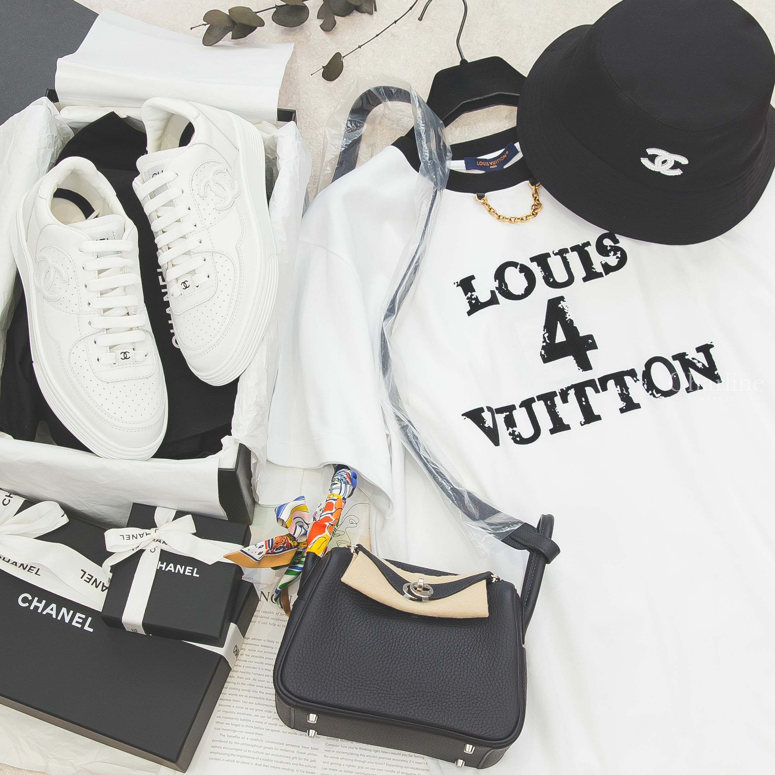 Louis Vuitton 白色仿舊絨面滾邊金鍊短袖棉T,Chanel 黑色CC棉質漁夫帽,全白色側邊CC黑字小牛皮運動鞋,Hermès U刻深藍色銀釦,手繪塗鴉絲巾-Charline Boutique 精品代購