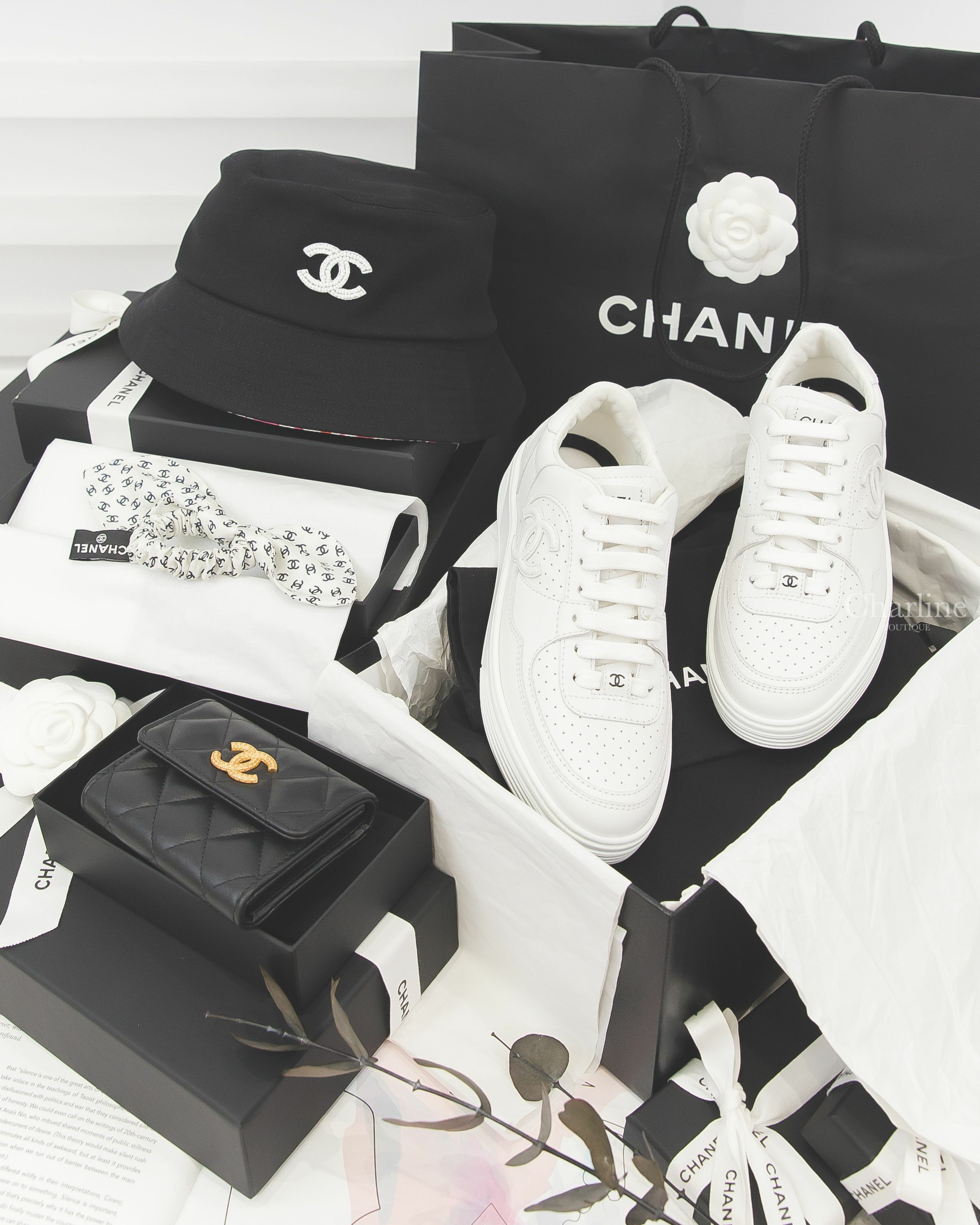 Chanel Trainers 全白色側邊CC黑字小牛皮運動鞋,白底滿版黑色CC真絲蝴蝶結髮束,黑色金方格顆粒CC小羊皮菱格紋前扣式三折卡夾,黑底白色珠珠CC拼黑紅格紋內裡棉質漁夫帽-Charline Boutique 精品代購