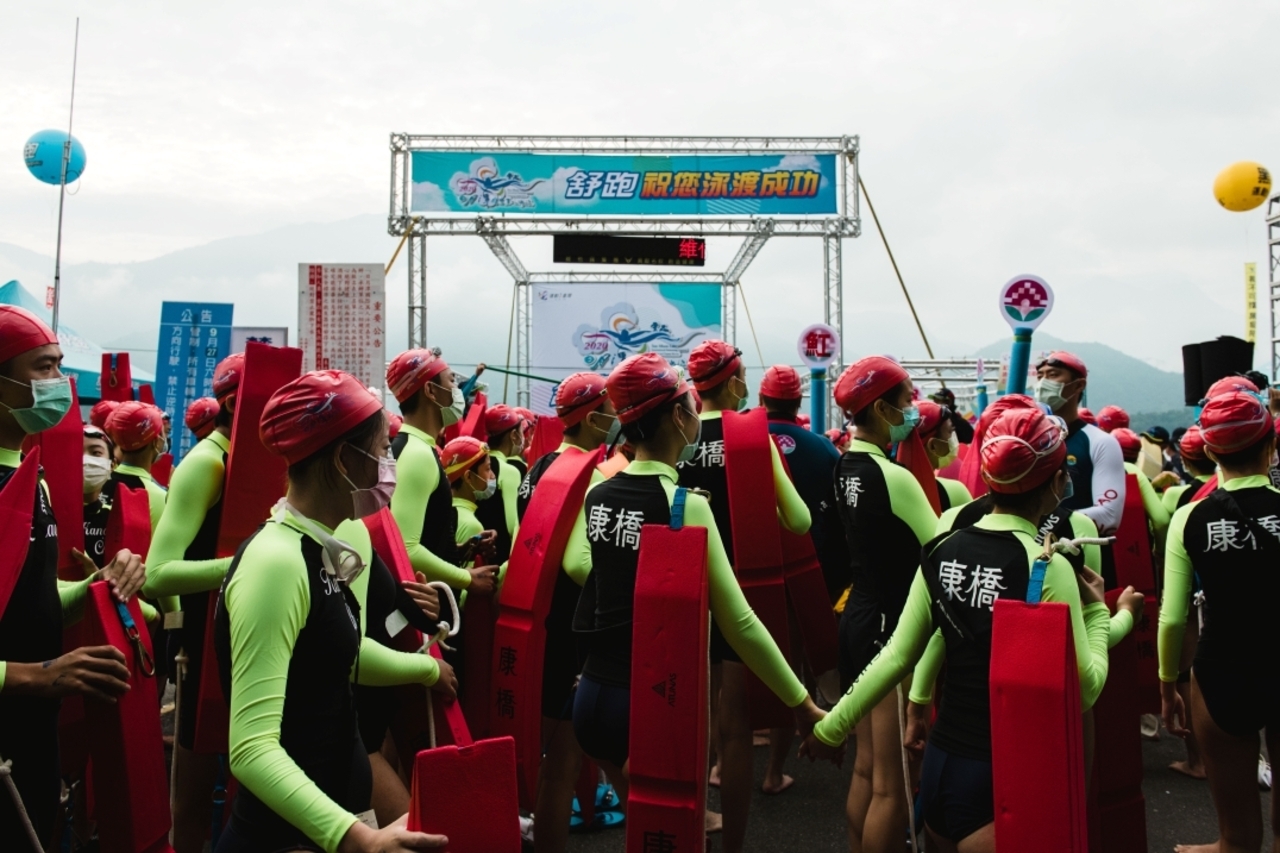 泳渡日月潭一般參加者按規定皆要配戴魚雷浮標與救生浮條，因此即使不會游泳也能抱著浮標打水前進。
