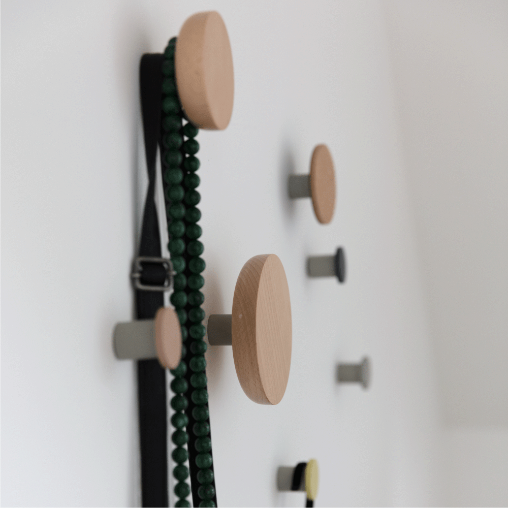 DESIGN BITE牆面掛勾,可愛造型不同材質排列組合,趣味十足。增加空間來吊掛衣物。