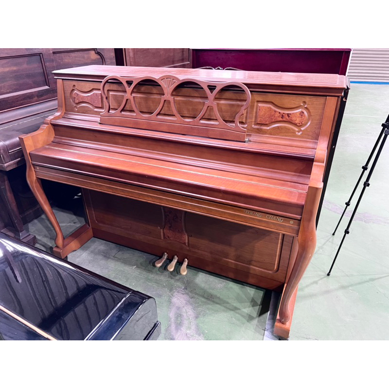 嚴選 韓國原裝 YOUNG CHANG UC110復古原木鋼琴 彎腳典雅 鏤空譜架 二手鋼琴 中古鋼琴 漢麟樂器鋼琴店