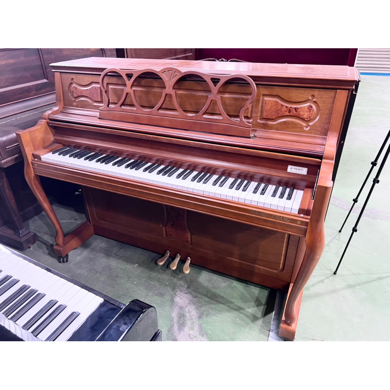嚴選 韓國原裝 YOUNG CHANG UC110復古原木鋼琴 彎腳典雅 鏤空譜架 二手鋼琴 中古鋼琴 漢麟樂器鋼琴店