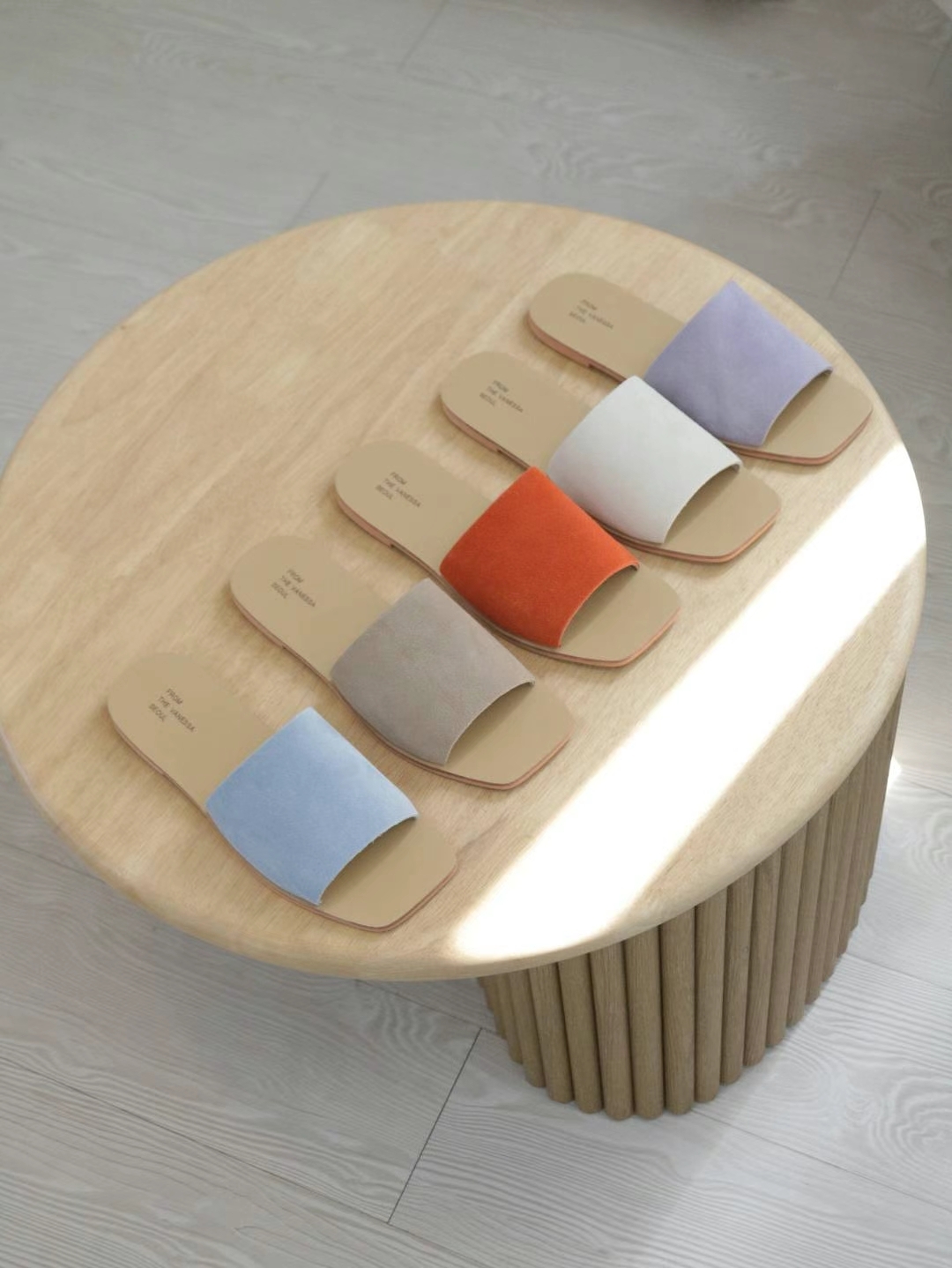 L4 真皮簡約平底拖鞋 (足碼)