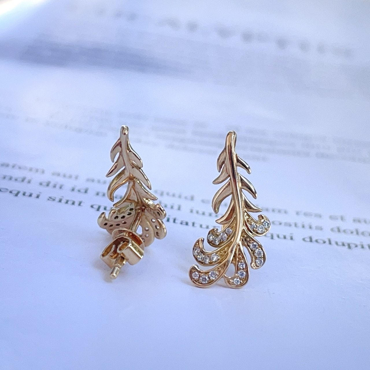 18K金羽毛鑽石耳釘
