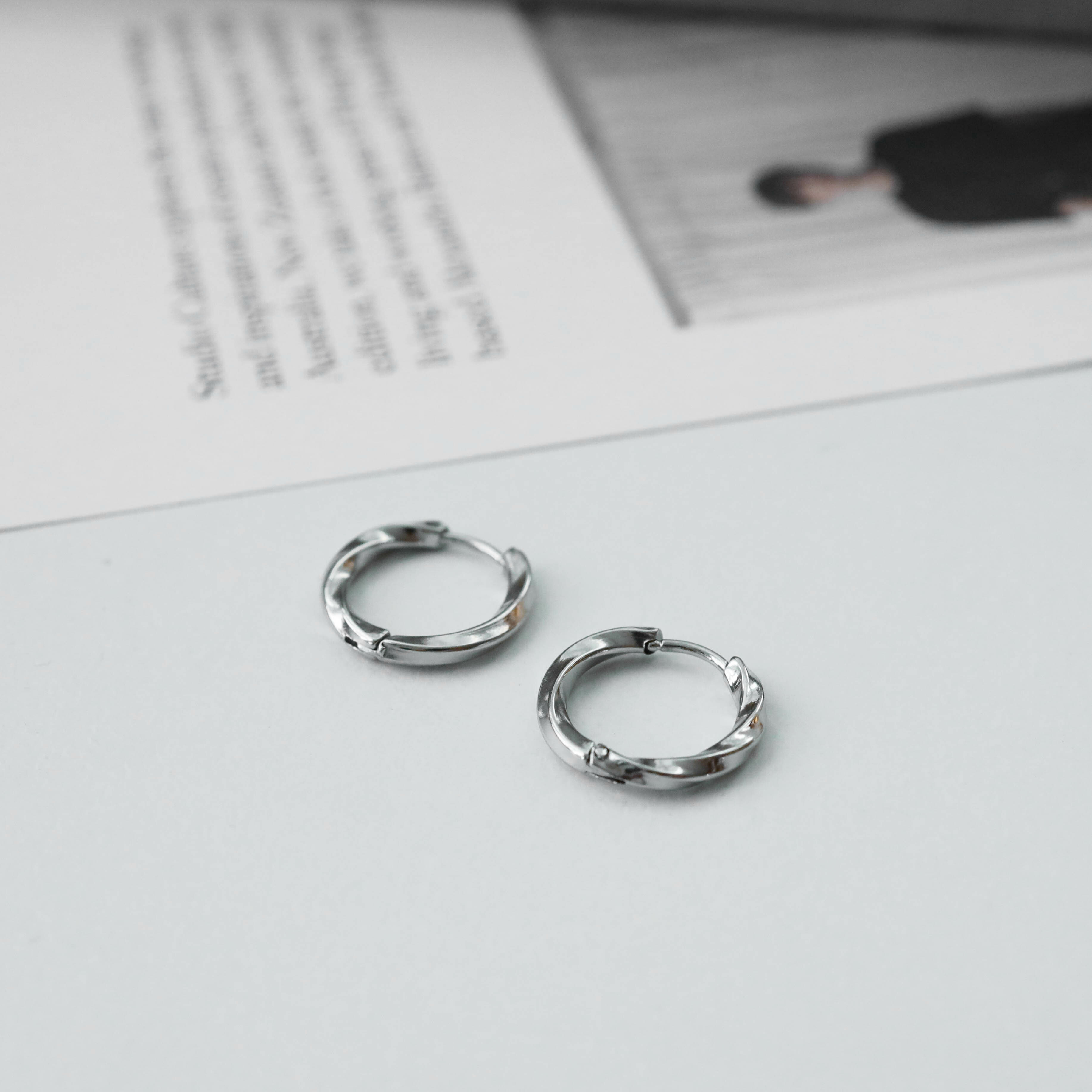 不怕水兩色螺旋中耳圈