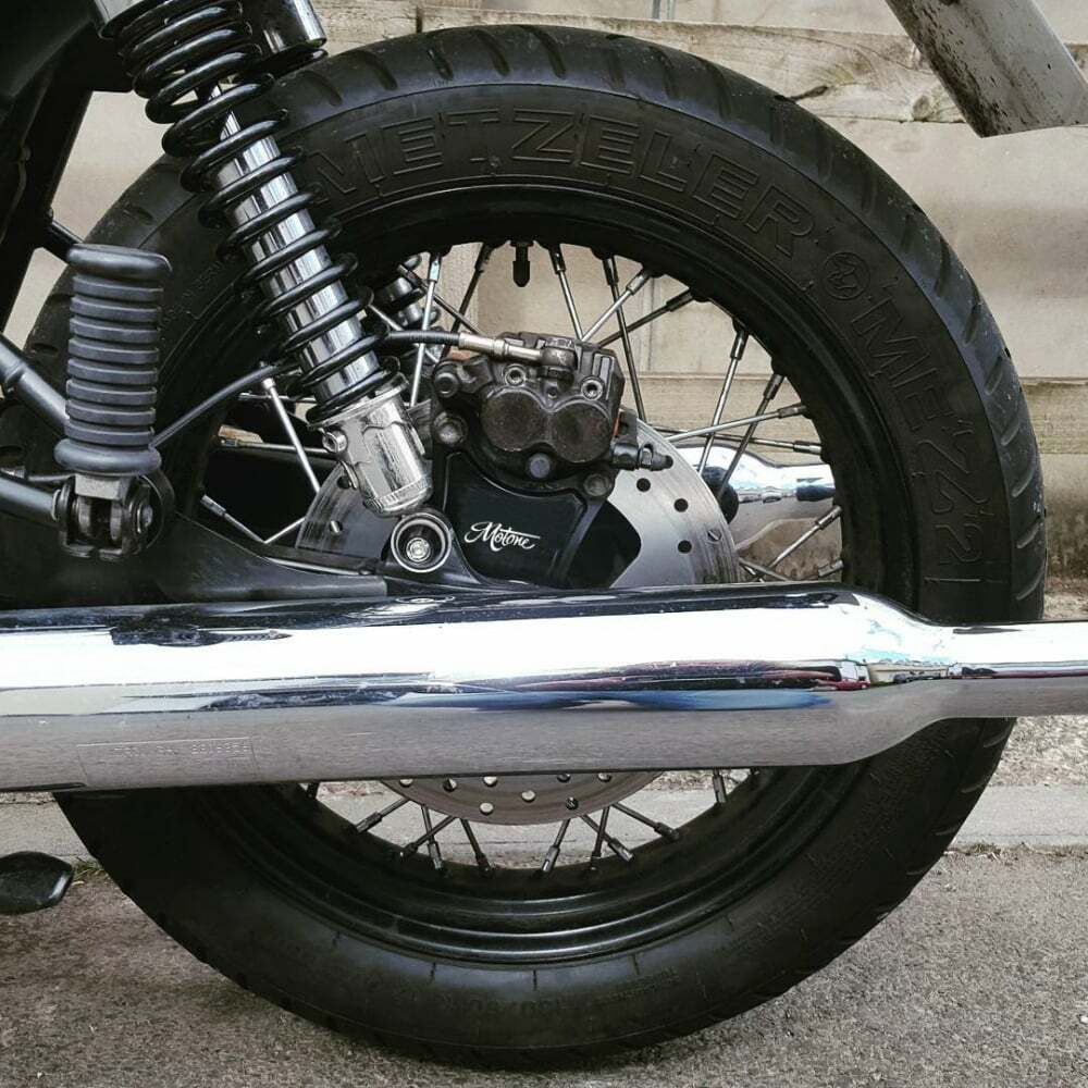 Motone 氣冷凱旋專用 後卡鉗 位移支架