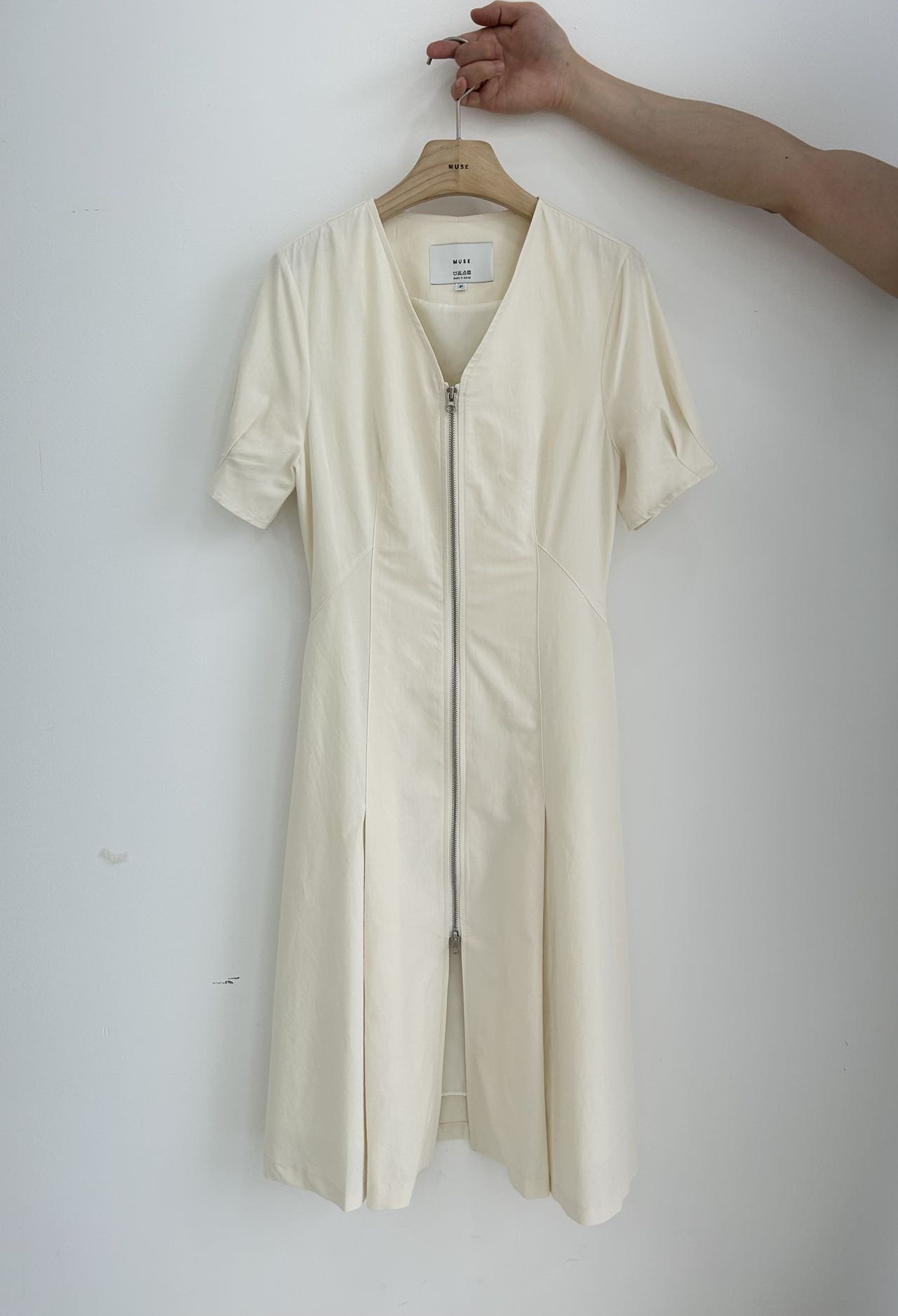 宮廷袖拉鍊設計修身洋裝