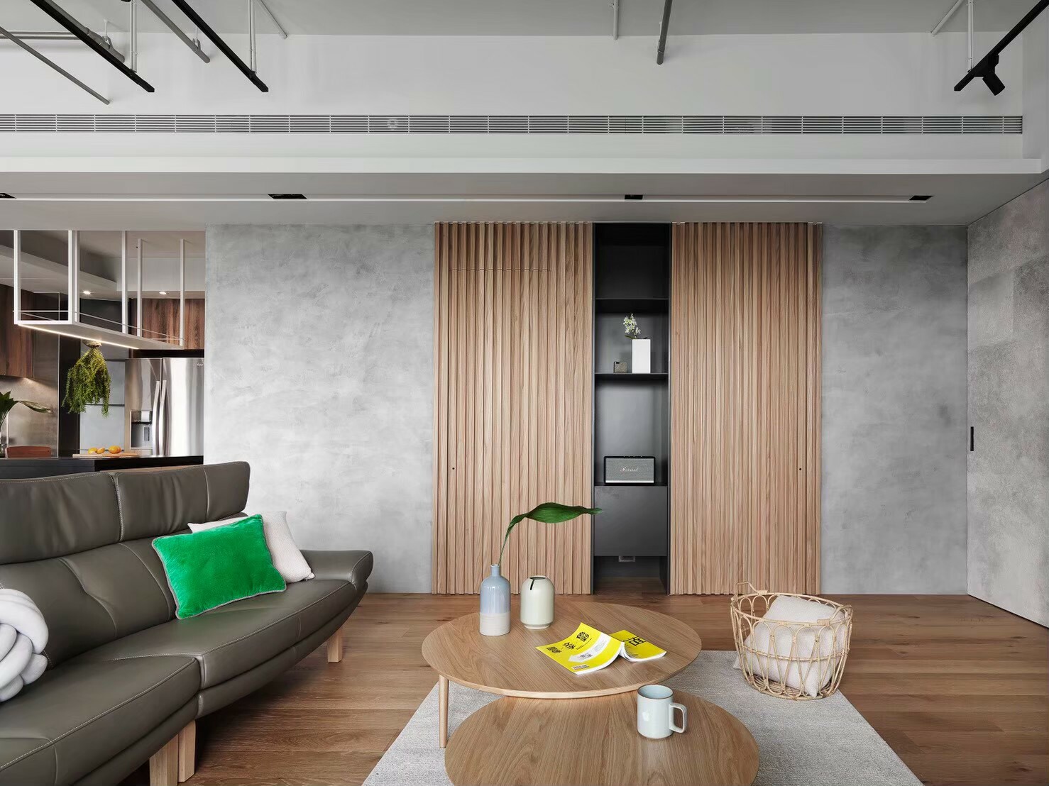 如果您喜愛鄉村風格，可以在家中運用原木元素，例如實木格柵、原木壁板等，打造出自己喜愛的鄉村風格空間。