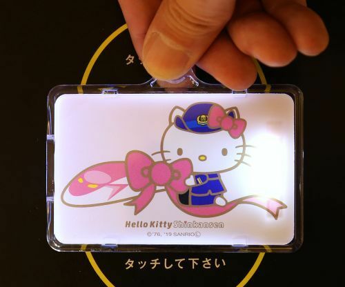 Hello Kitty 新幹線 PIICA®️ 發光通行證通行證 IC 卡套 2