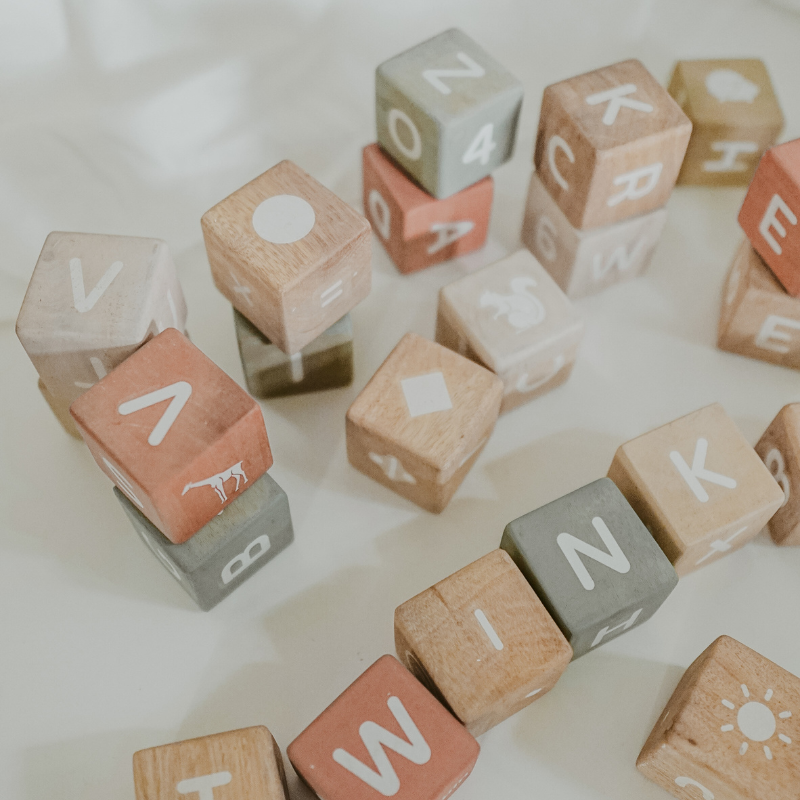 Aksara英文字母磚 | 回收木玩